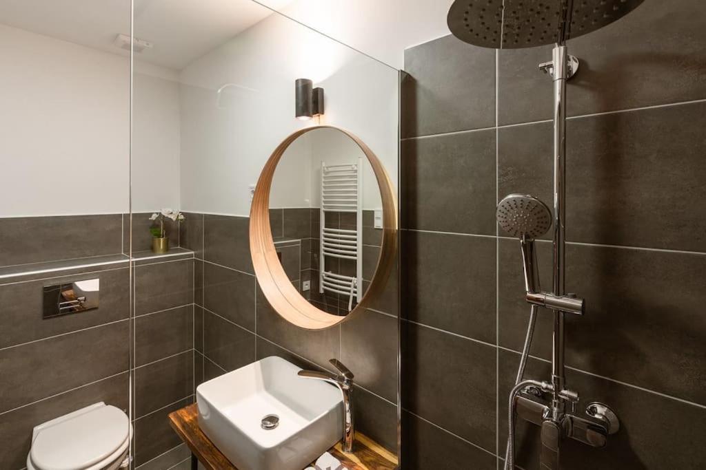 Apartment Free Parking Chain Bridge 4ppl, 2bdrm, Wifi, Smart Tv, Ac *